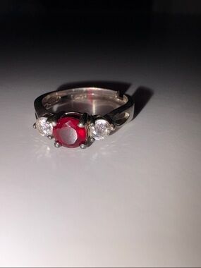 ❤️‍🔥3/10$❤️‍🔥Avon Sterling Silver Red Gemstone Three-Stone Ring